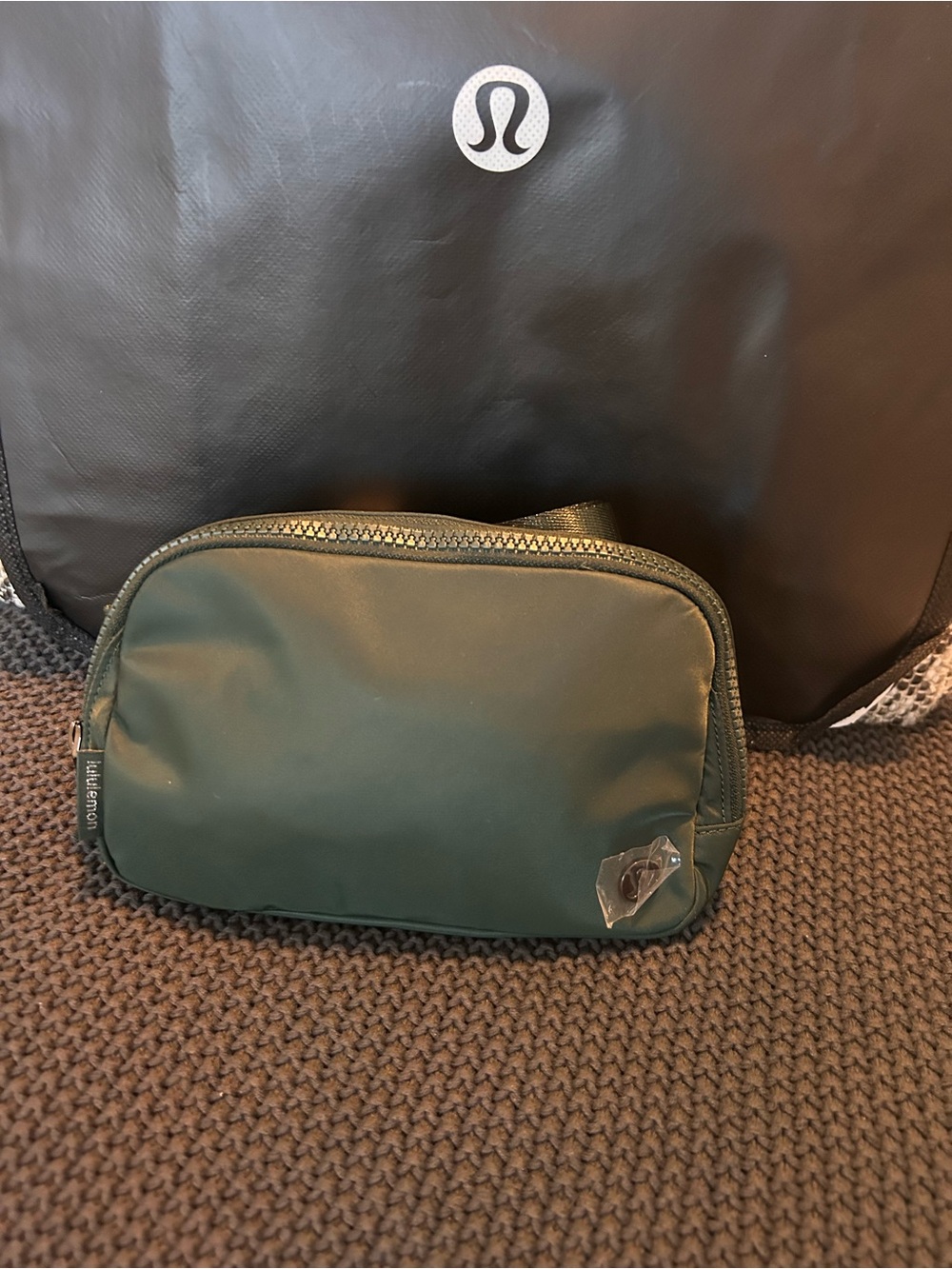 Lululemon Everywhere Belt Bag 1L
New with tag RNFG Rain Forest Green